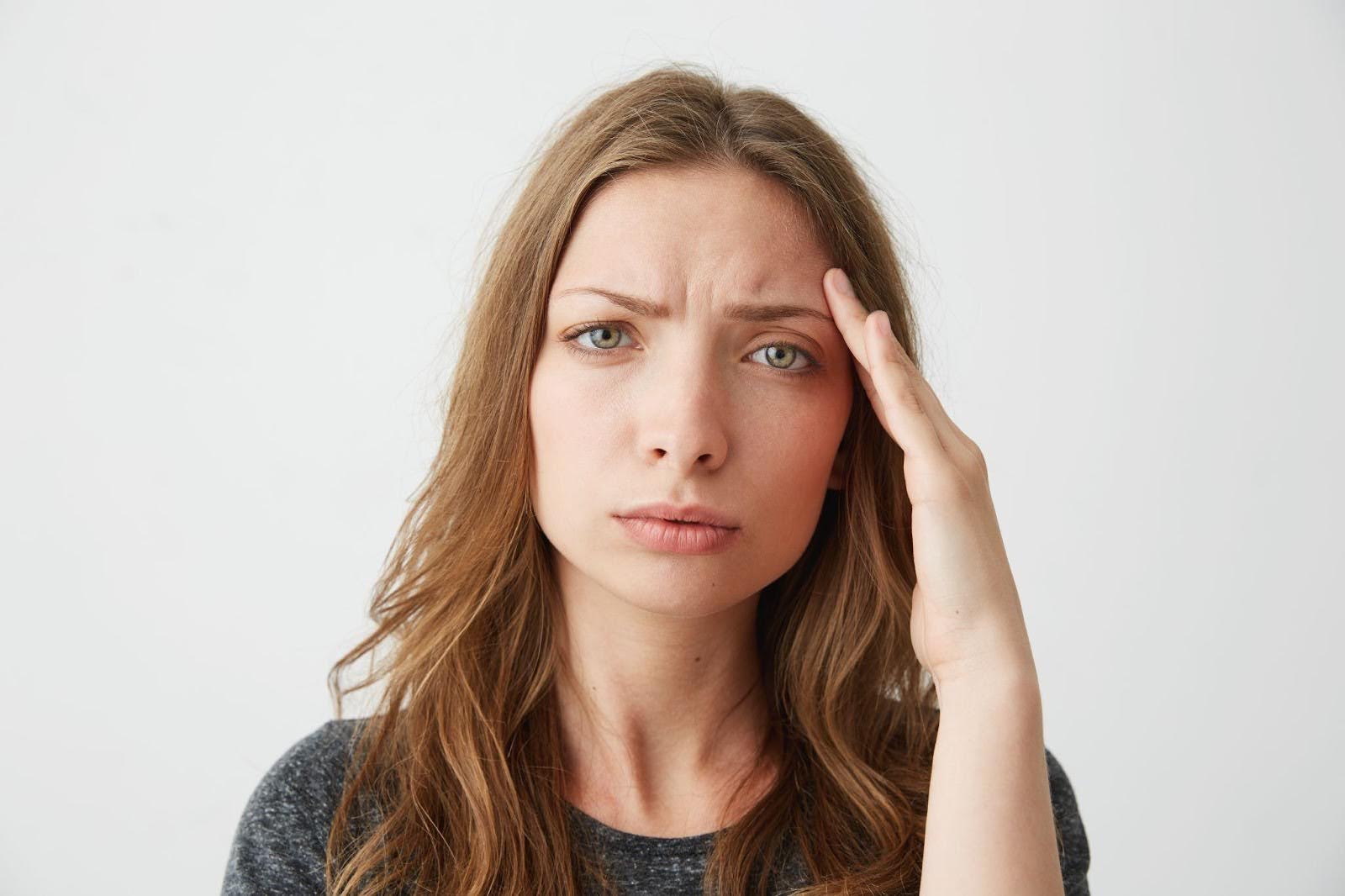 Un viso stressato: gli effetti dello stress sulla pelle